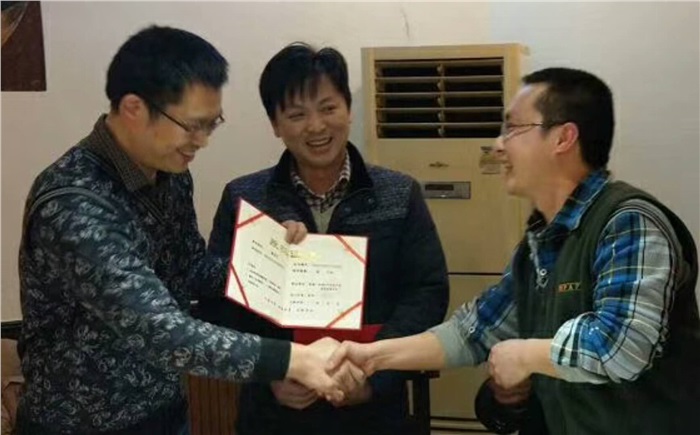 年度總結暨表彰會，員工喜領股權證書、榮譽證書和獎金